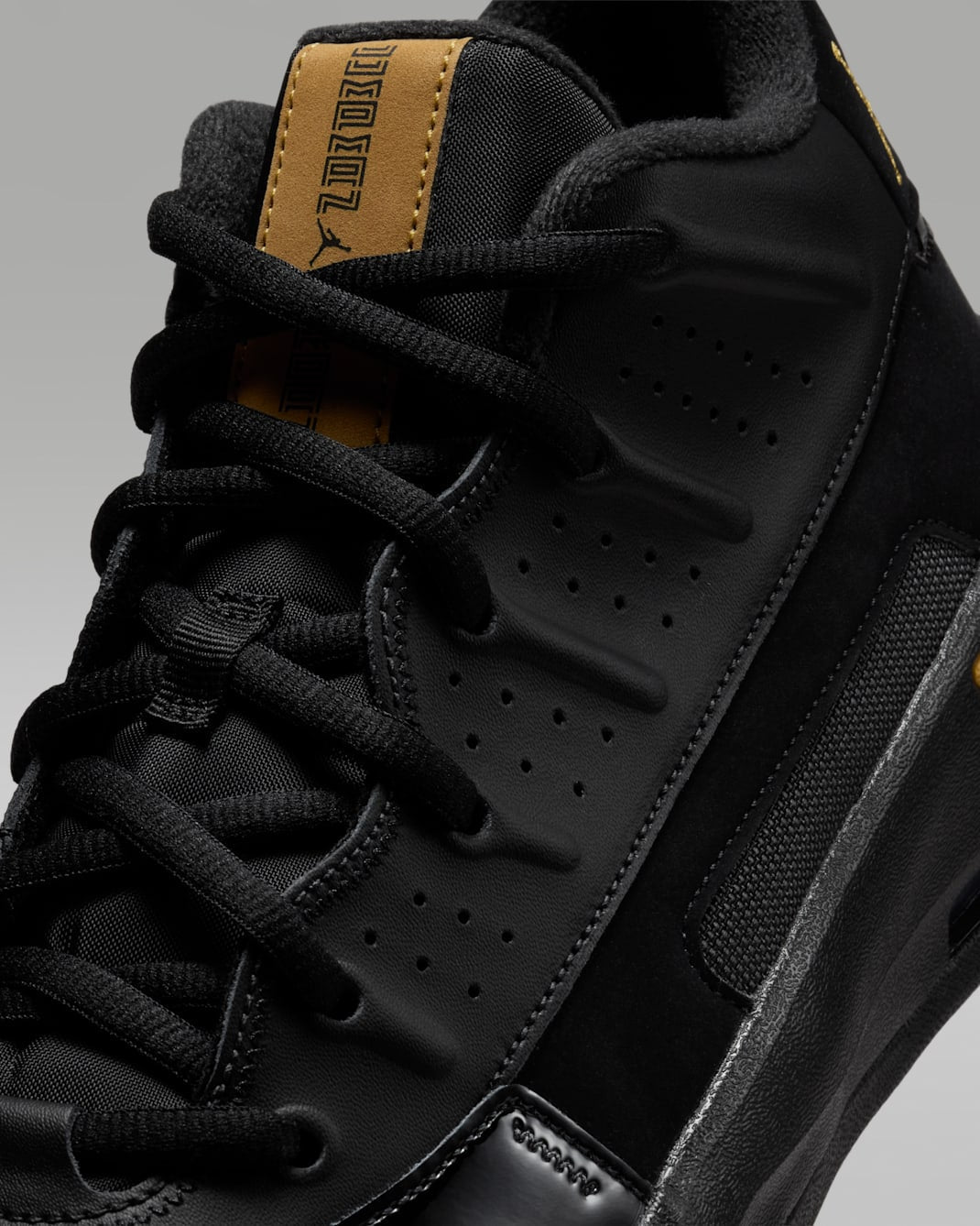 Nike Men's Jordan Max Aura 7 Shoes - Black / Metallic Gold