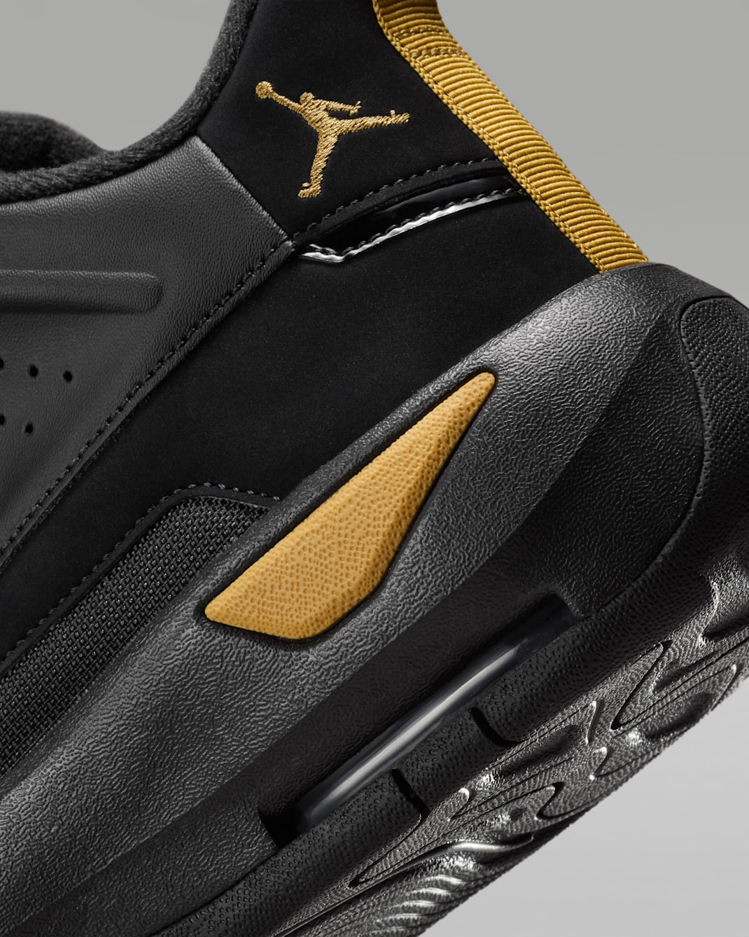 Nike Men's Jordan Max Aura 7 Shoes - Black / Metallic Gold