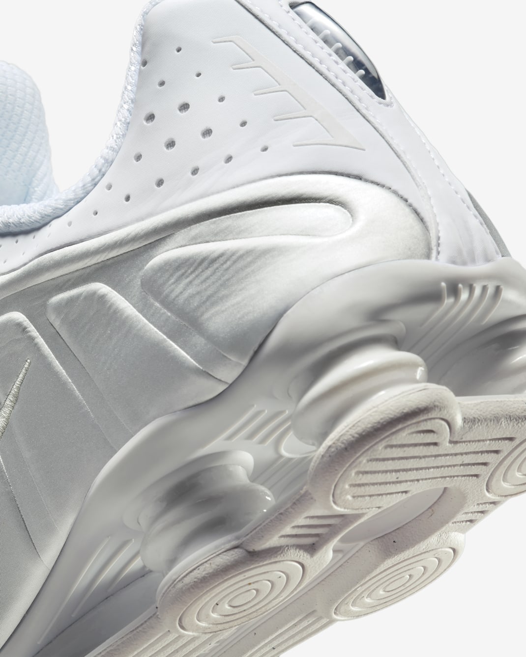 Nike Men's Nike Shox R4 Shoes - White / Bright Crimson / Metallic Silver