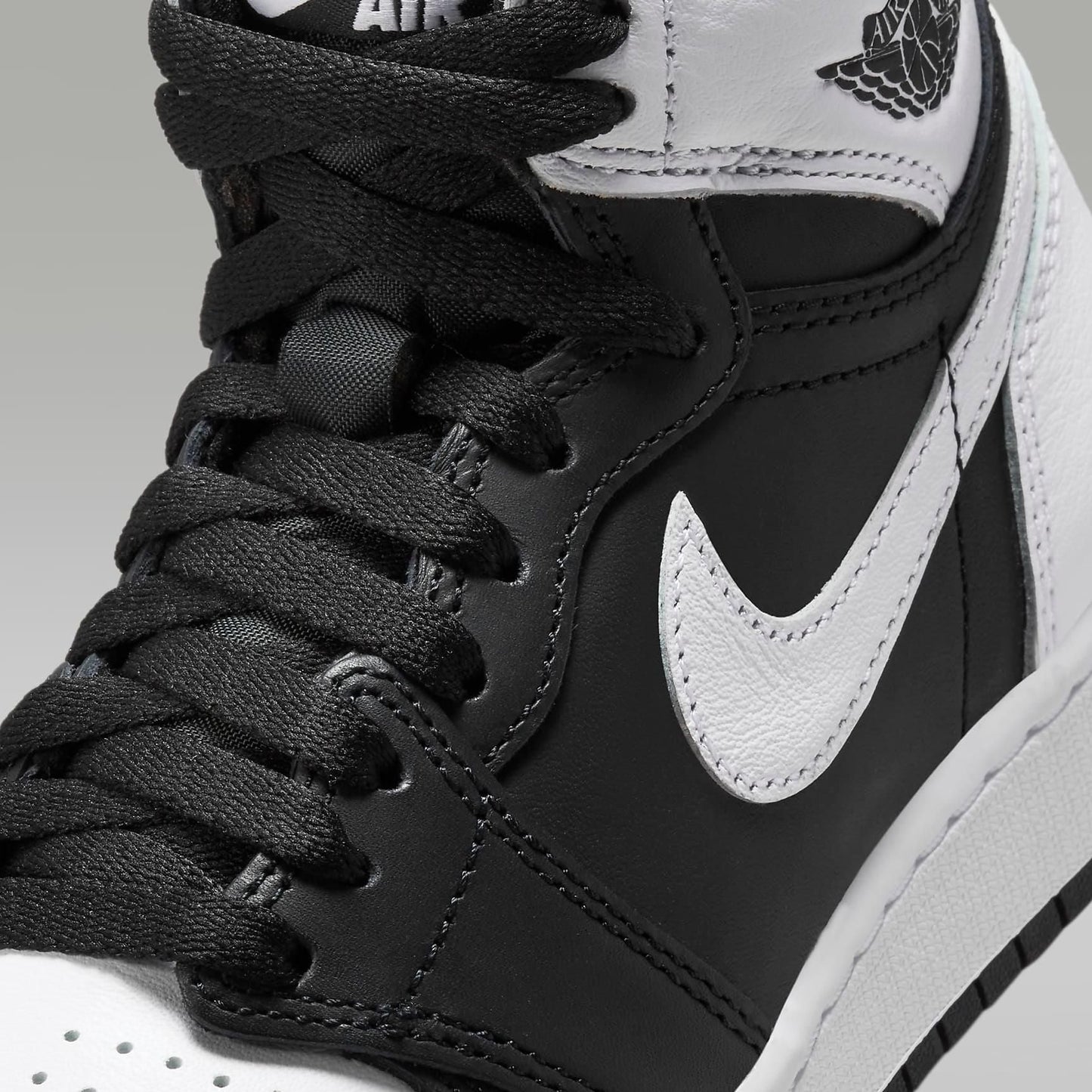 Nike Kids' Air Jordan 1 High OG Shoes - Black / White